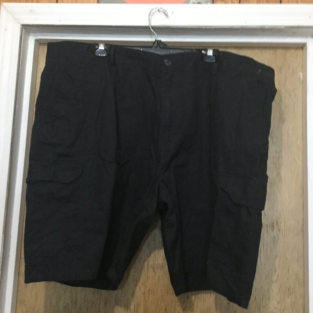 Mountain Ridge Man's NWOT cargo shorts size 46 excellent condition